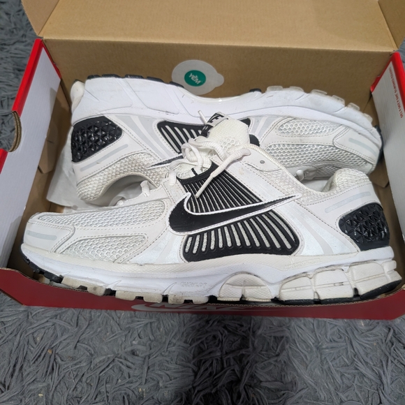 Nike White and Black Sneakers - Picture 1 of 3